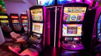 Riverwind casino koktel konobarica, pozadina noćne zone kasina